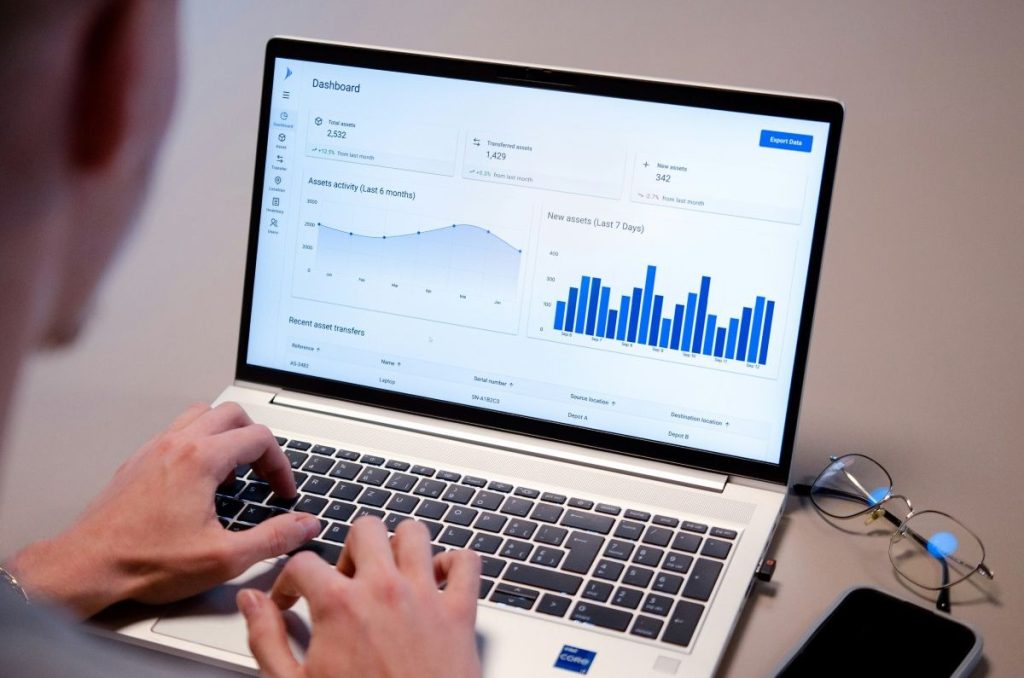 Laptop Bildschirm, wo die Google Search Console geöffnet ist und die erfolge von SEO zeigt.