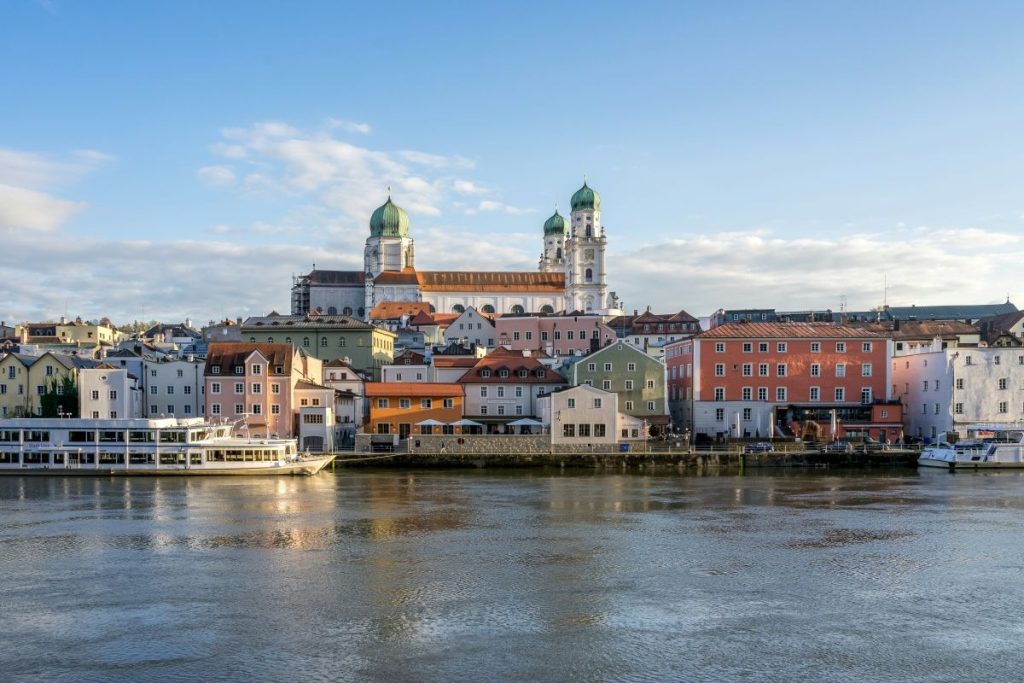 Die Stadt Passau im Hintergrund und davor ist der Fluss Donau.