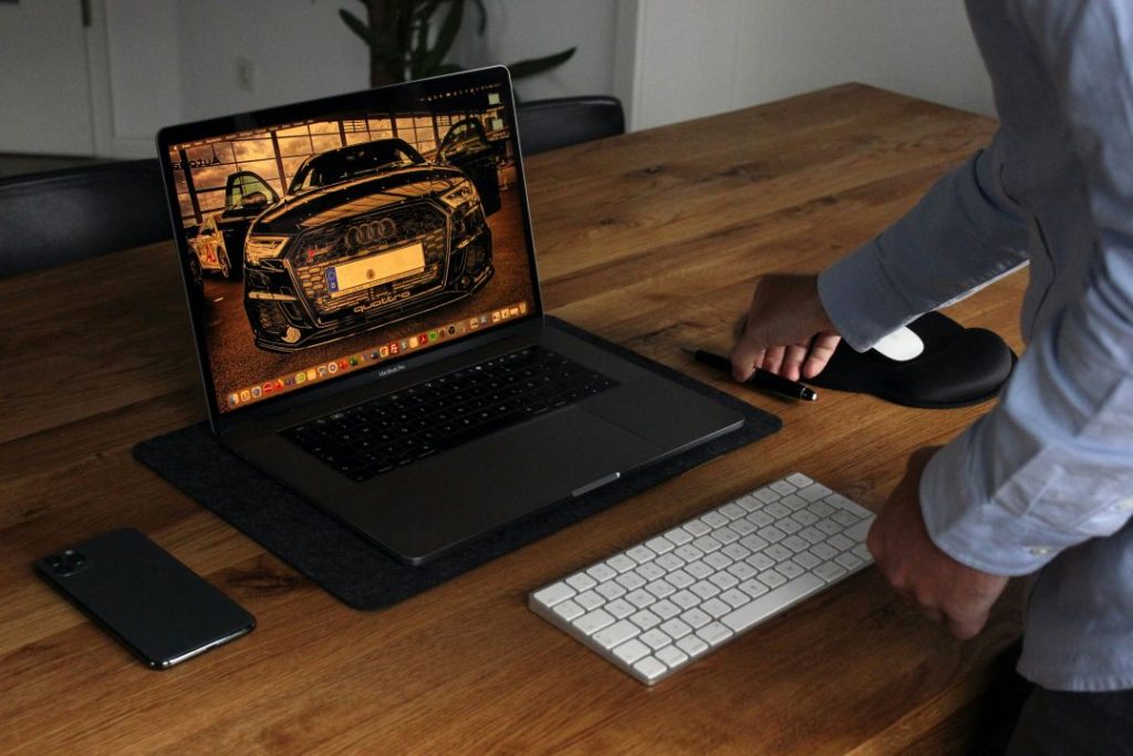 Arbeitsplatz mit Laptop – Beispiel für Online-Marketing und digitale Strategie.