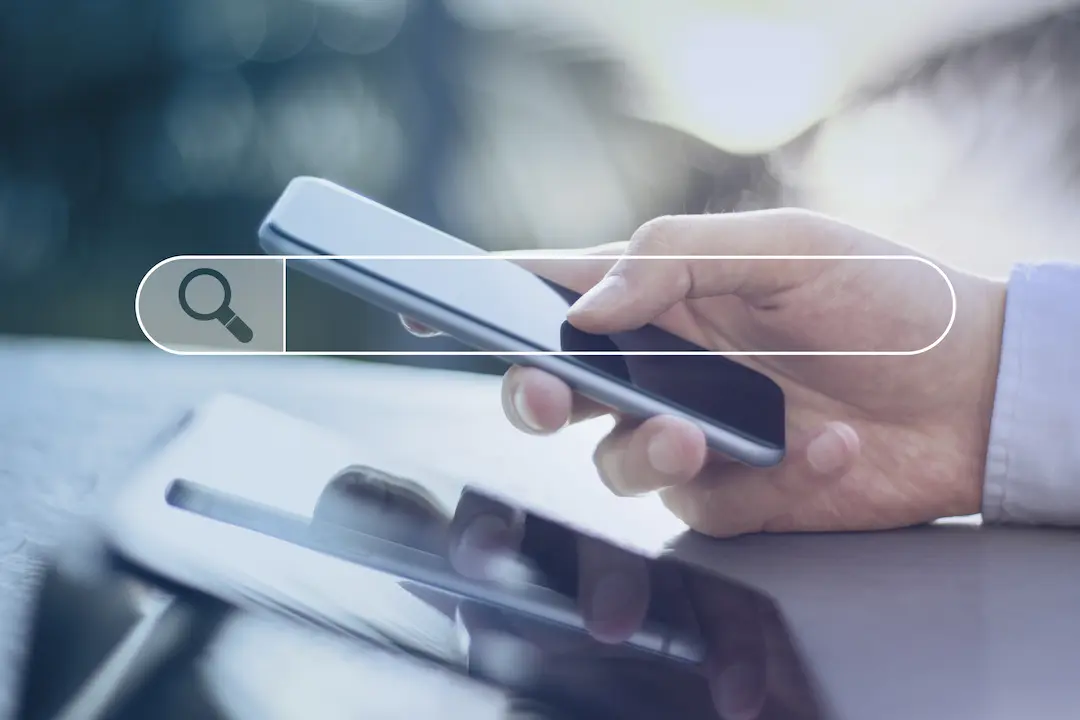 Smartphone-Suche mit eingeblendeter Suchleiste.