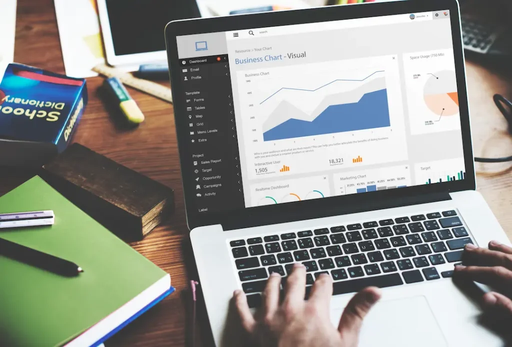 Analyse von Business-Daten und Diagrammen auf einem Laptop.