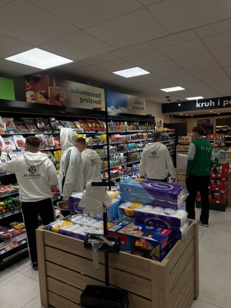Gesponsertes Fußballteam von AS Digital Consulting in eienm Supermarkt.