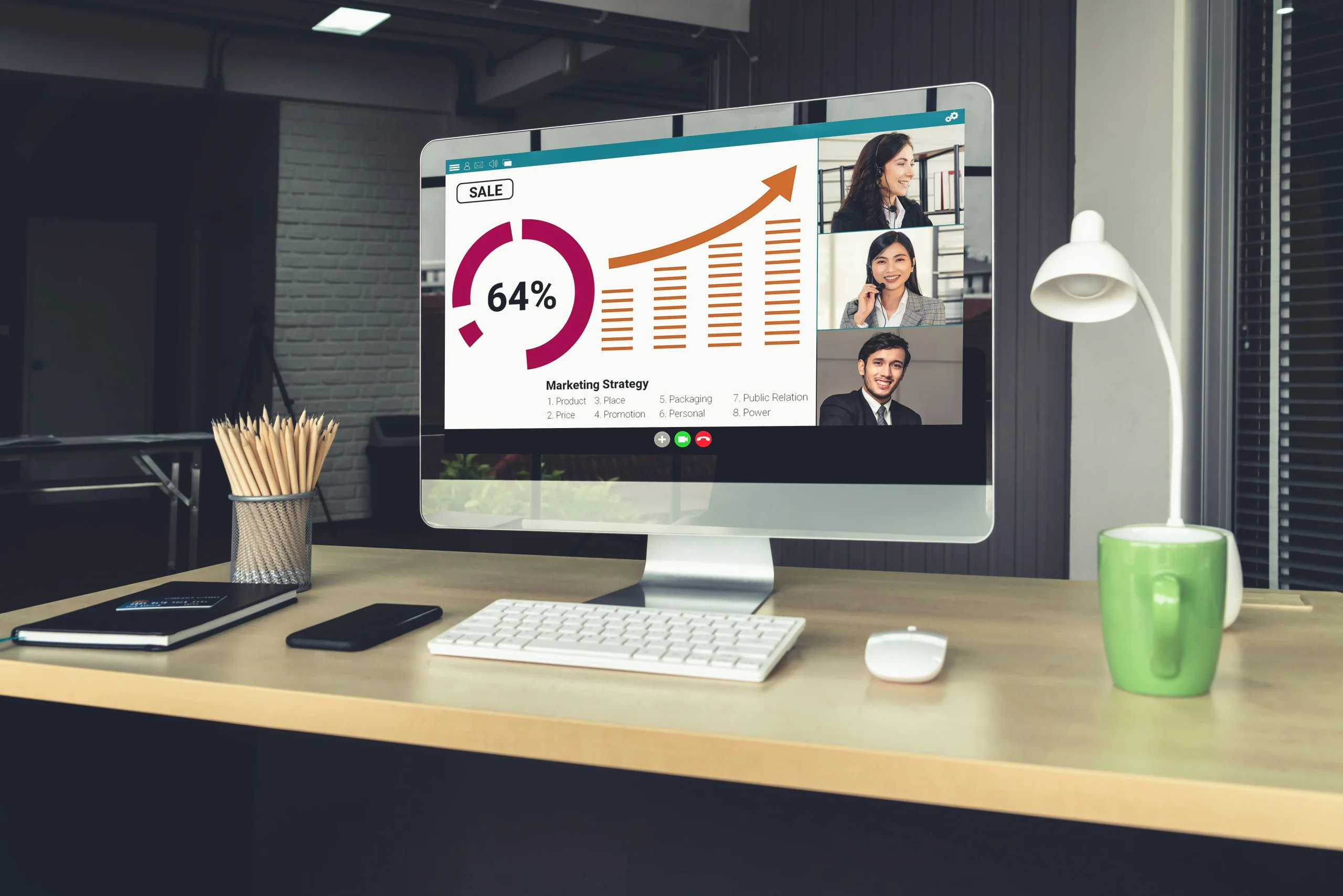 Computerbildschirm mit Marketing-Statistik und Video-Call-Teilnehmern im Büro