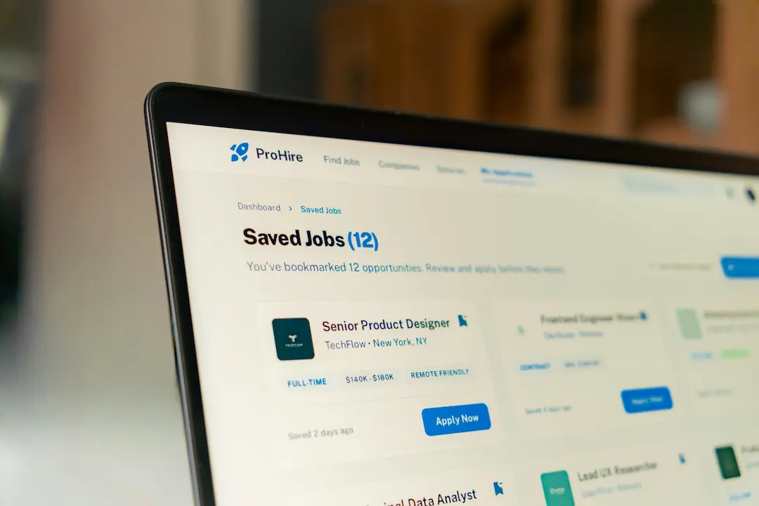 Laptop mit geöffneter Online-Jobbörse und Stellenangeboten.