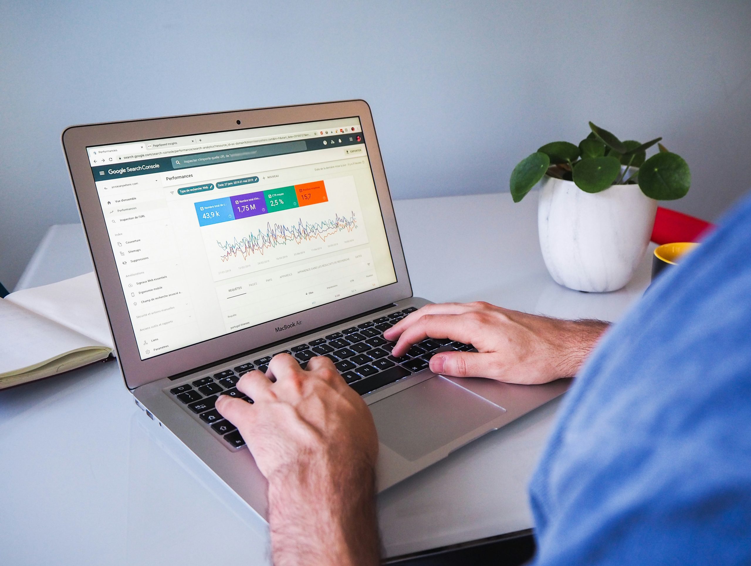 Mann analysiert Google Search Console Performance-Daten auf MacBook Air