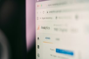 Google Analytics Admin-Dashboard auf einem Computerbildschirm in der Nahaufnahme