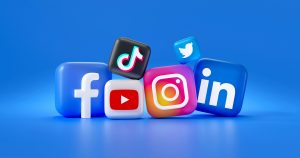 3D-Illustration der Social-Media-App-Icons von Facebook, YouTube, TikTok, Instagram, LinkedIn und Twitter auf blauem Hintergrund