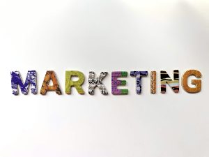 Das Wort „MARKETING" in bunten, gemusterten 3D-Buchstaben auf weißem Hintergrund