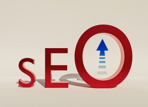 Dreidimensionale rote Buchstaben SEO mit blauem Aufwärtspfeil auf beigem Hintergrund