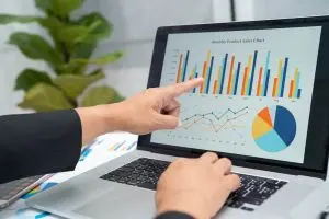 Analyse monatlicher Verkaufszahlen und Traffic-Daten am Laptop-Bildschirm