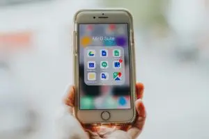 Smartphone zeigt Google My Business App im G Suite Ordner