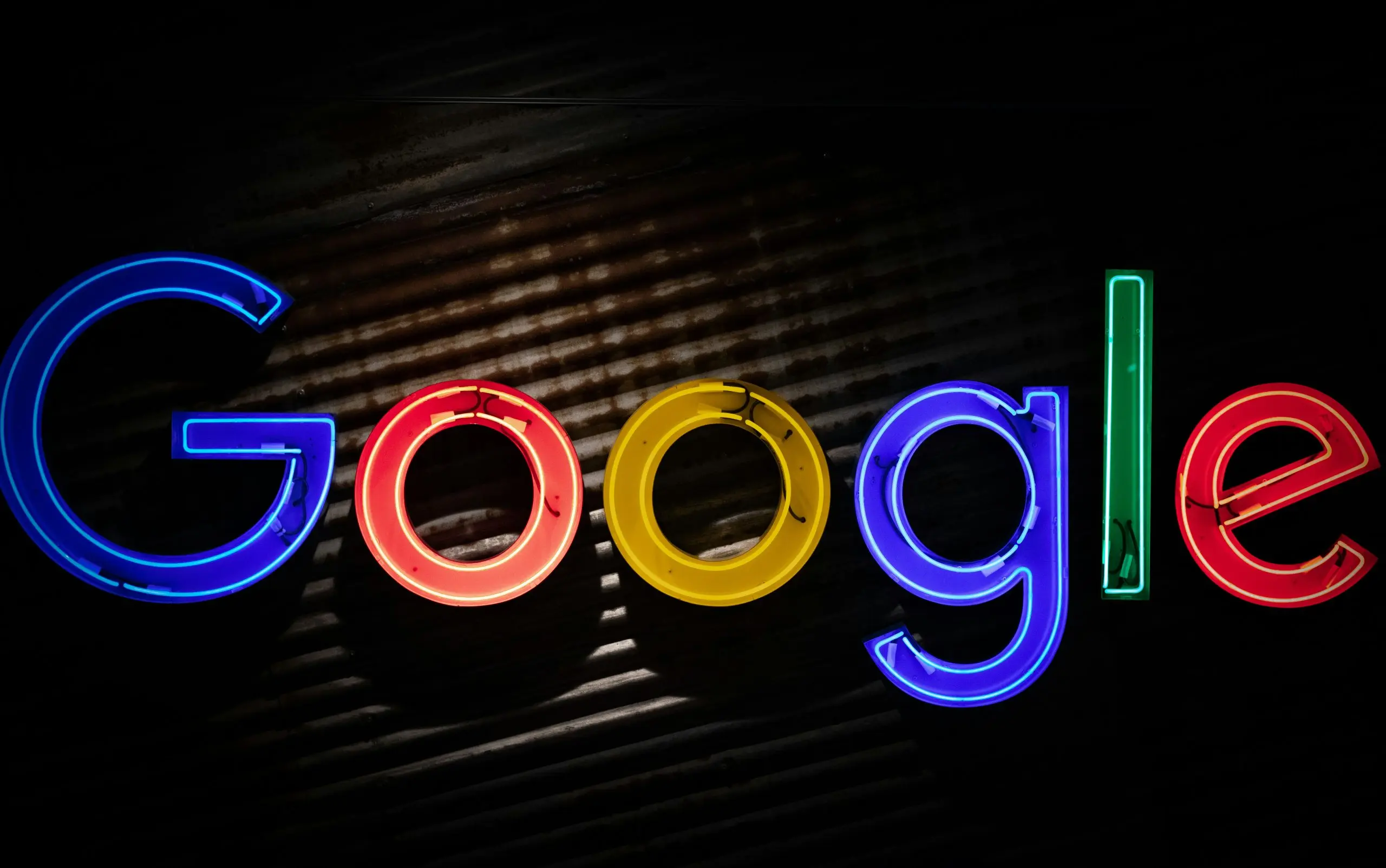 Google Schriftzug als bunte Neon-Leuchtreklame