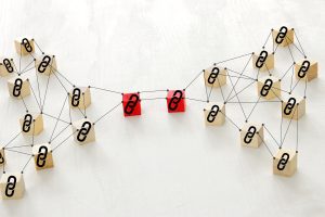 Backlink-Netzwerk dargestellt durch verknüpfte Holzwürfel als Symbol für starke Verlinkungsstruktur im SEO