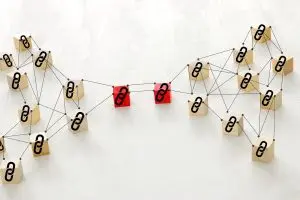 Backlink-Netzwerk dargestellt durch verknüpfte Holzwürfel als Symbol für starke Verlinkungsstruktur im SEO