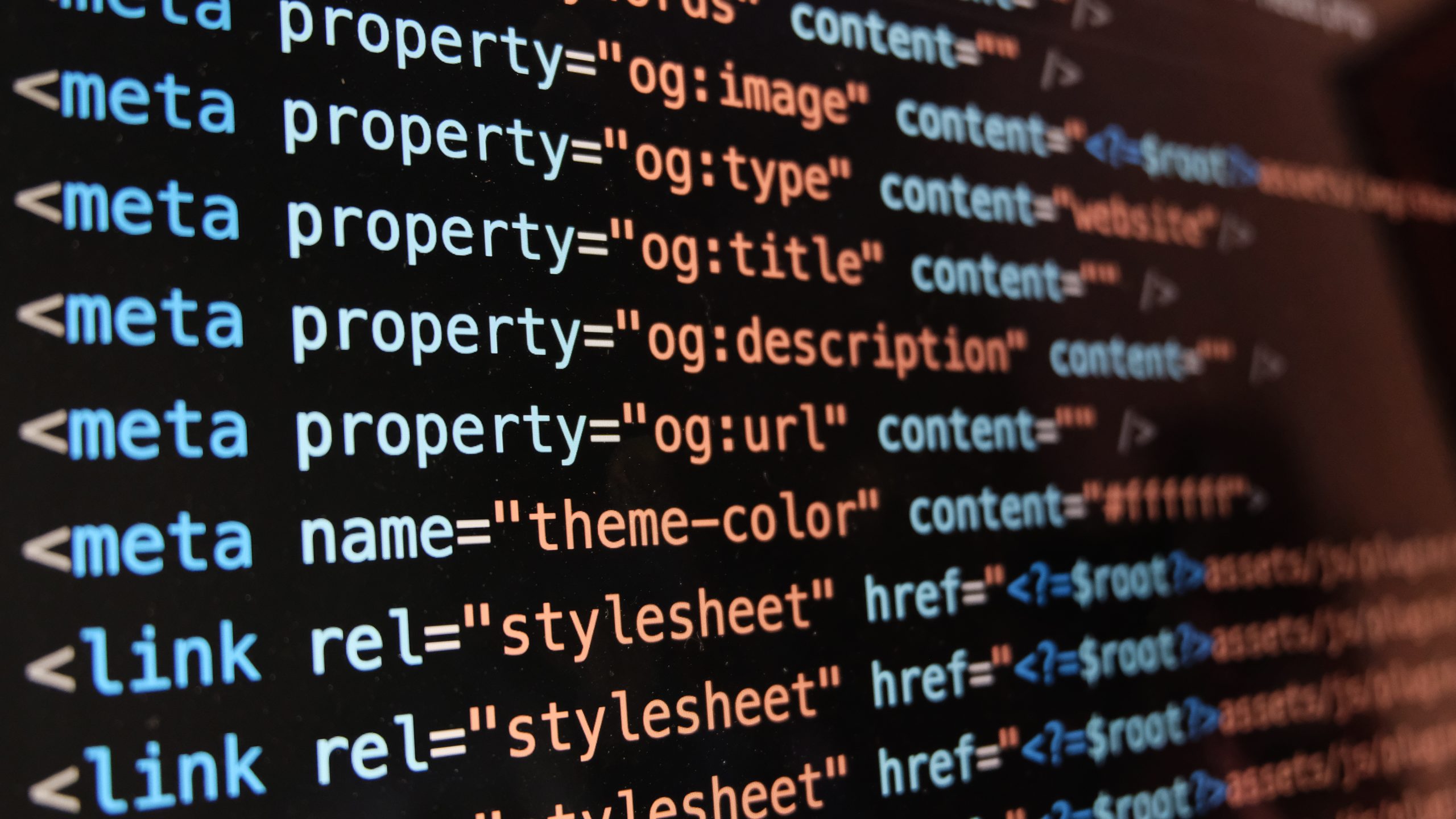 HTML-Quellcode mit Meta-Tags wie og:description und og:title im Browser