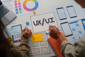 UX/UI-Team arbeitet gemeinsam an Farbkonzept und Design-Sketches
