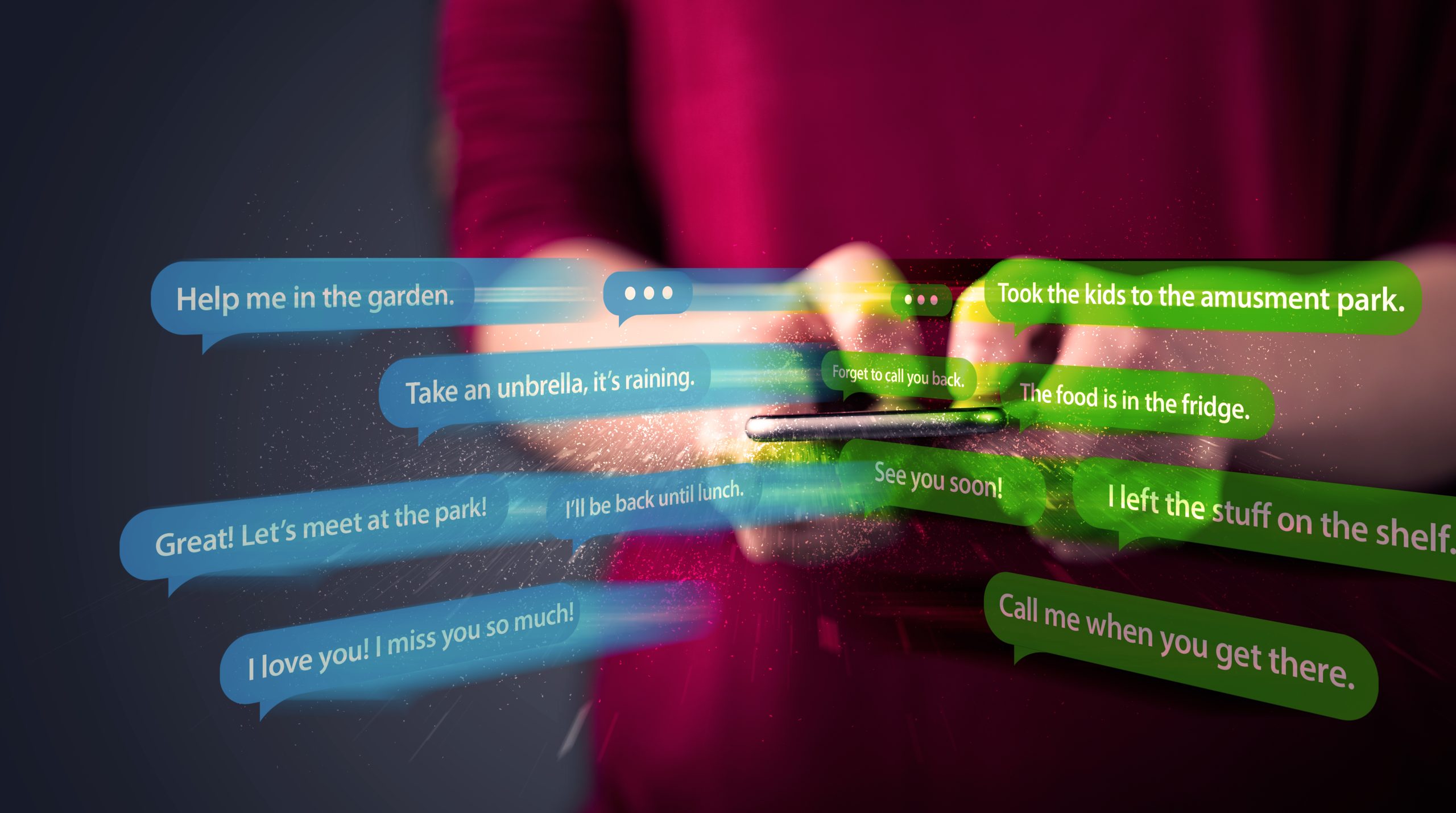 Person hält Smartphone, umgeben von blauen und grünen Sprechblasen mit Alltagsnachrichten