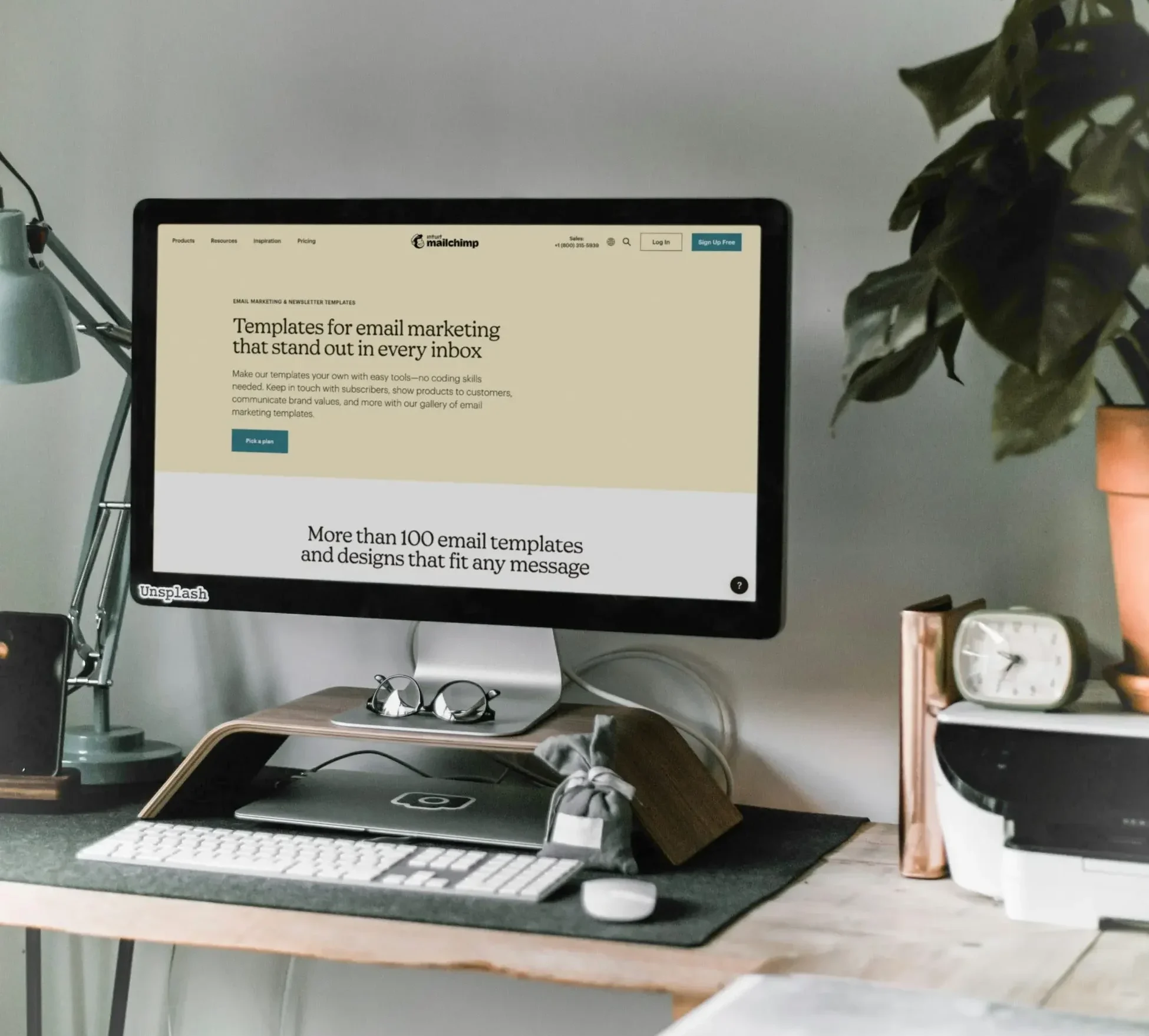 Arbeitsplatz mit Redaktionsplanung – SEO-Content und laufende Weiterentwicklung