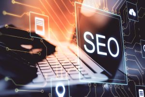 Laptop-Tastatur mit digitaler SEO-Grafik-Überlagerung, umgeben von Icons für Cloud, Standort und mobile Geräte
