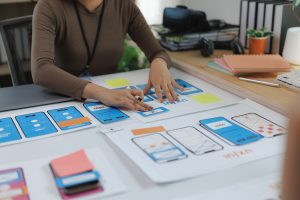 UX-Designerin arbeitet an App-Wireframes und Mockups im Büro