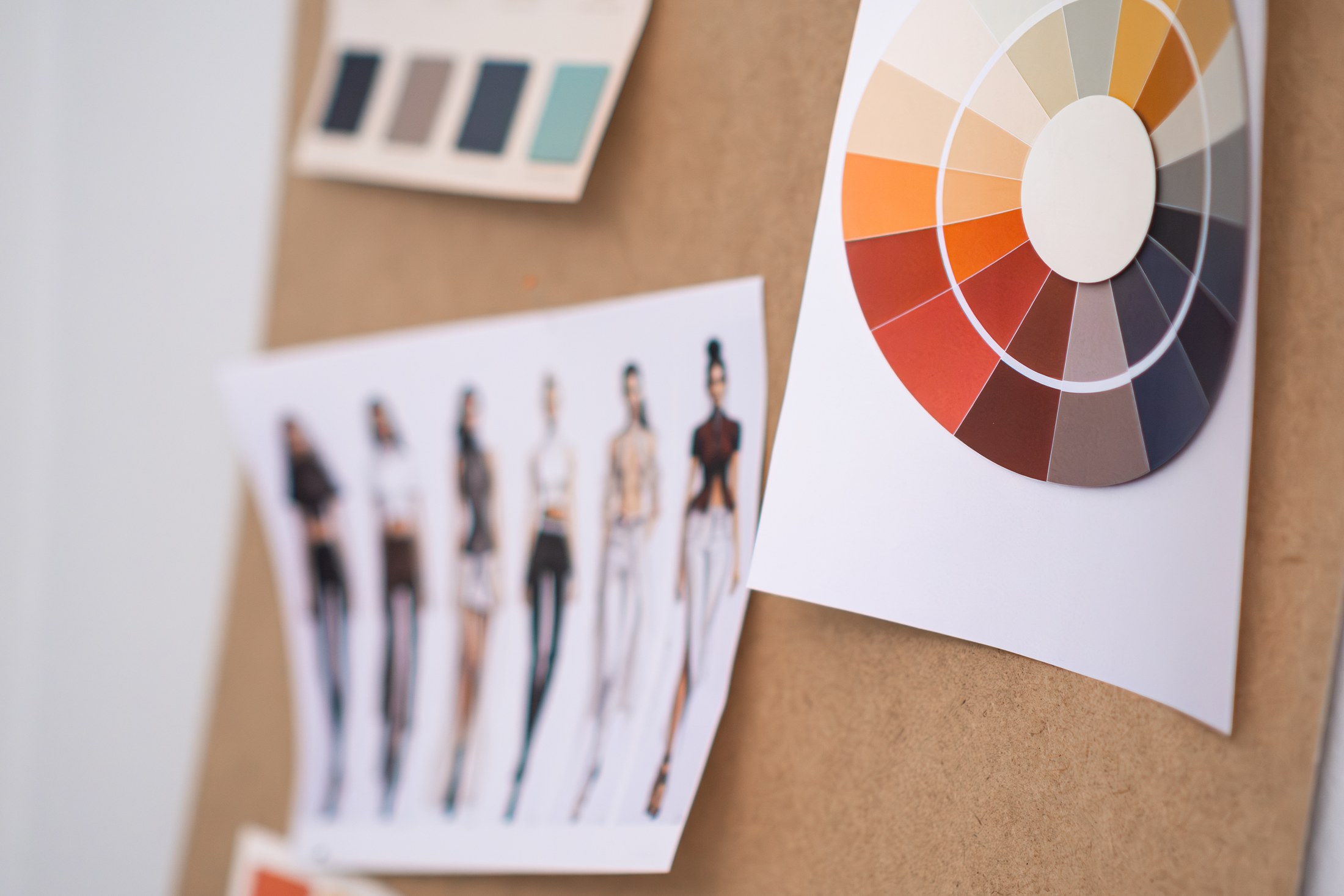 Farbpalette und Modeskizzen an einer Pinnwand – Corporate Design und visuelle Identität Ihrer Branding Agentur Passau