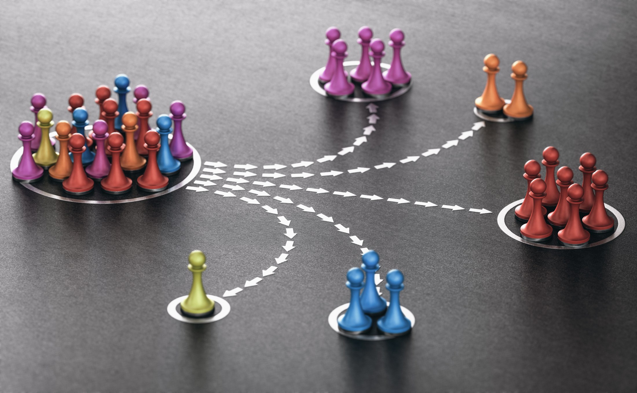 Farbige Spielfiguren gruppieren sich nach Zielgruppen – Markenstrategie und Positionierung bei AS Digital Consulting Passau