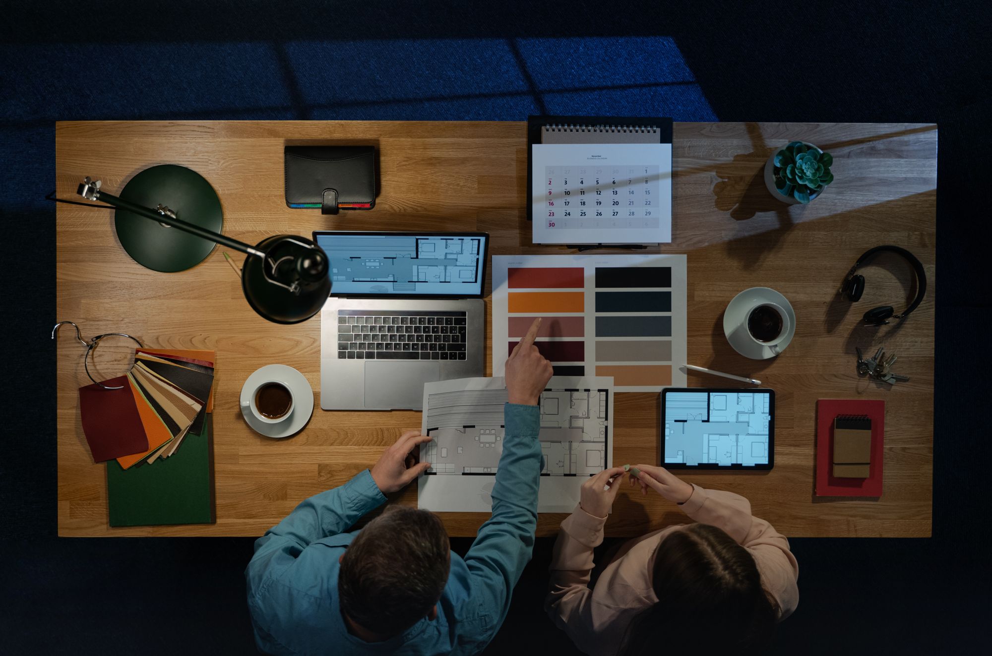 Planungsgespräch mit Farbmustern, Grundrissen und Entwürfen am Schreibtisch – Strategie und Gestaltung bei AS Digital Consulting Passau