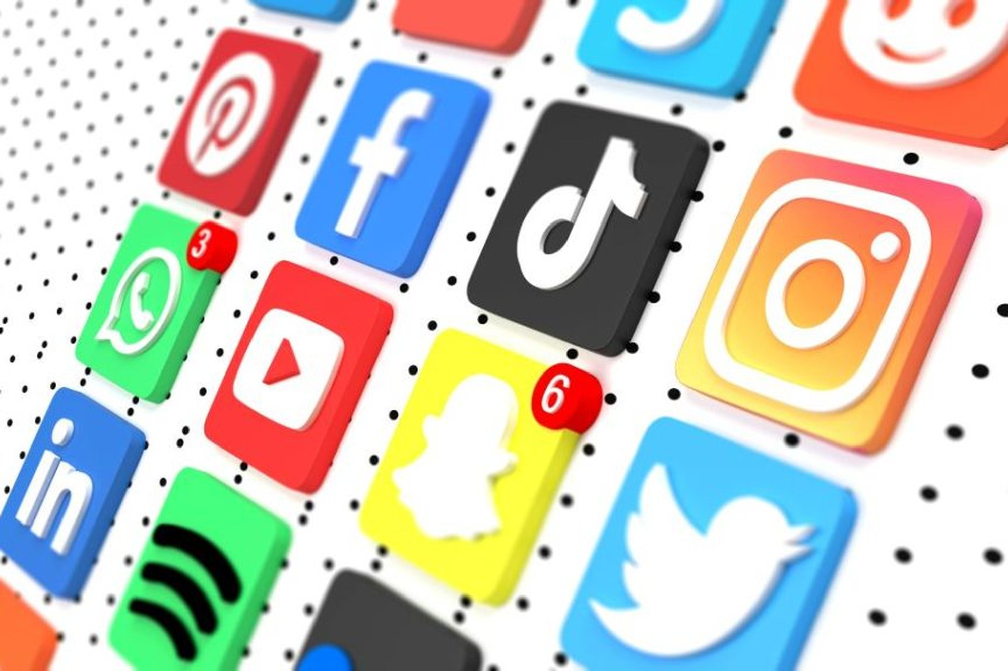 3D-Icons verschiedener Social-Media-Plattformen wie Instagram, TikTok, Facebook und LinkedIn