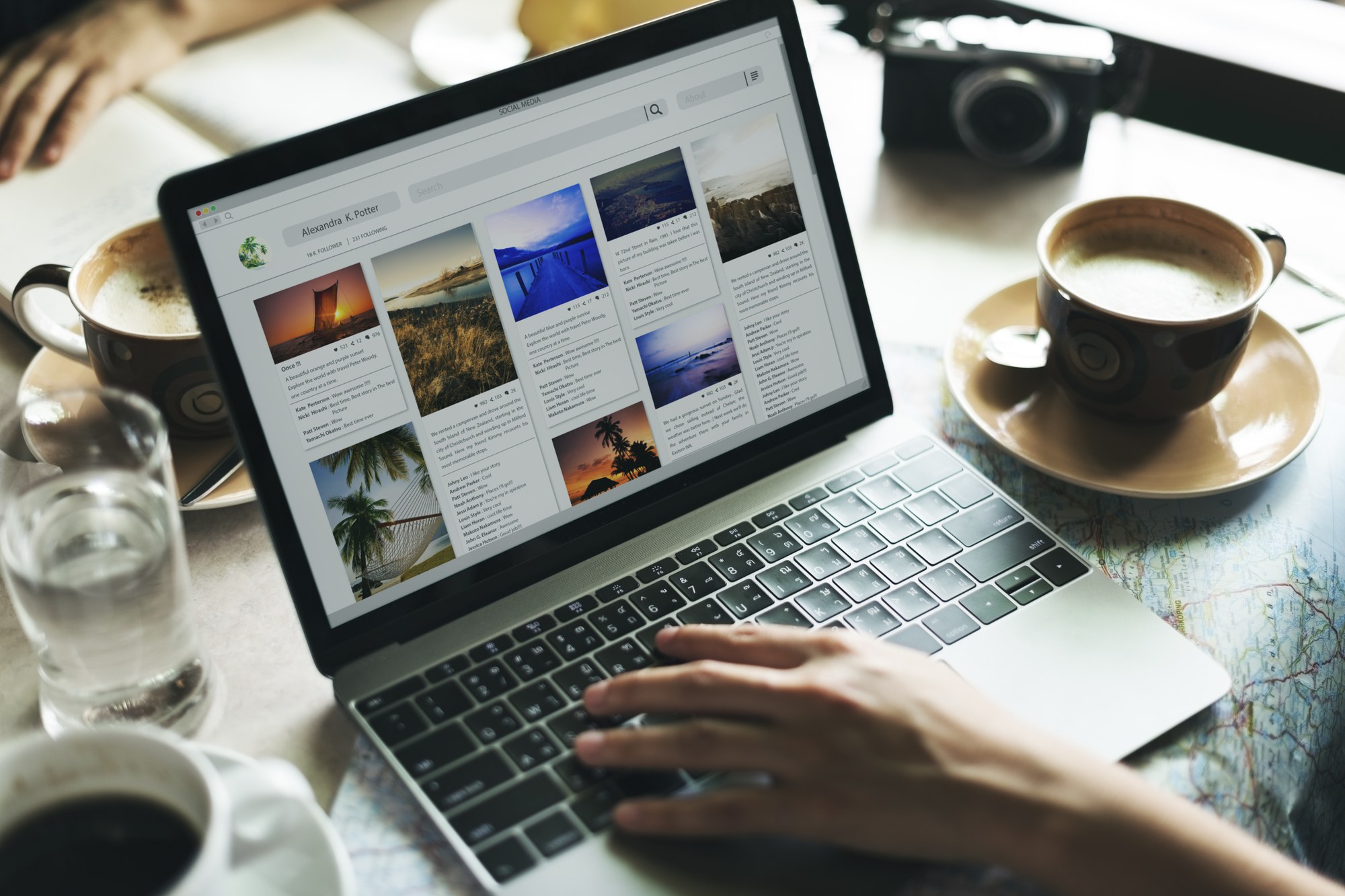 Laptop mit Blog- und Social-Media-Oberfläche an einem Cafétisch mit Kaffee