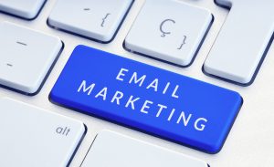 Computertastatur mit blau hervorgehobener Taste mit der Aufschrift Email Marketing