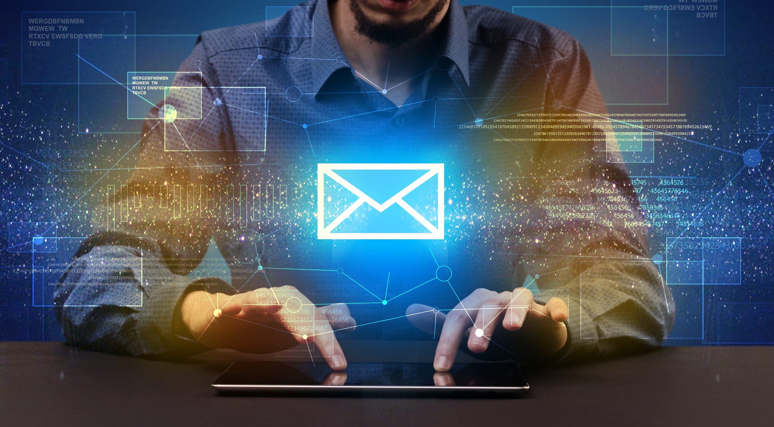 Digitales E-Mail-Symbol mit Netzwerklinien und Datencode über einem Tablet als Sinnbild für E-Mail-Marketing