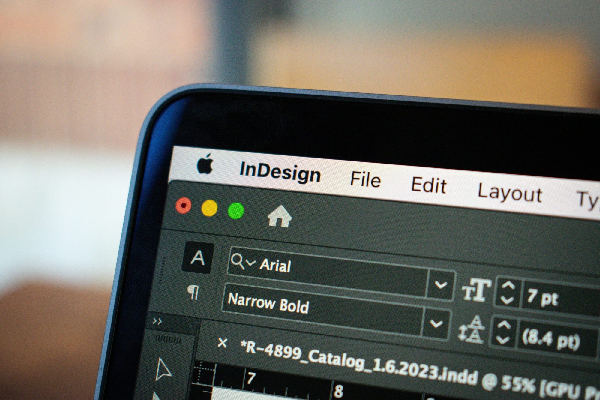 Nahaufnahme eines Laptop-Bildschirms mit InDesign-Layoutsoftware für die Erstellung von Anzeigen-Creatives