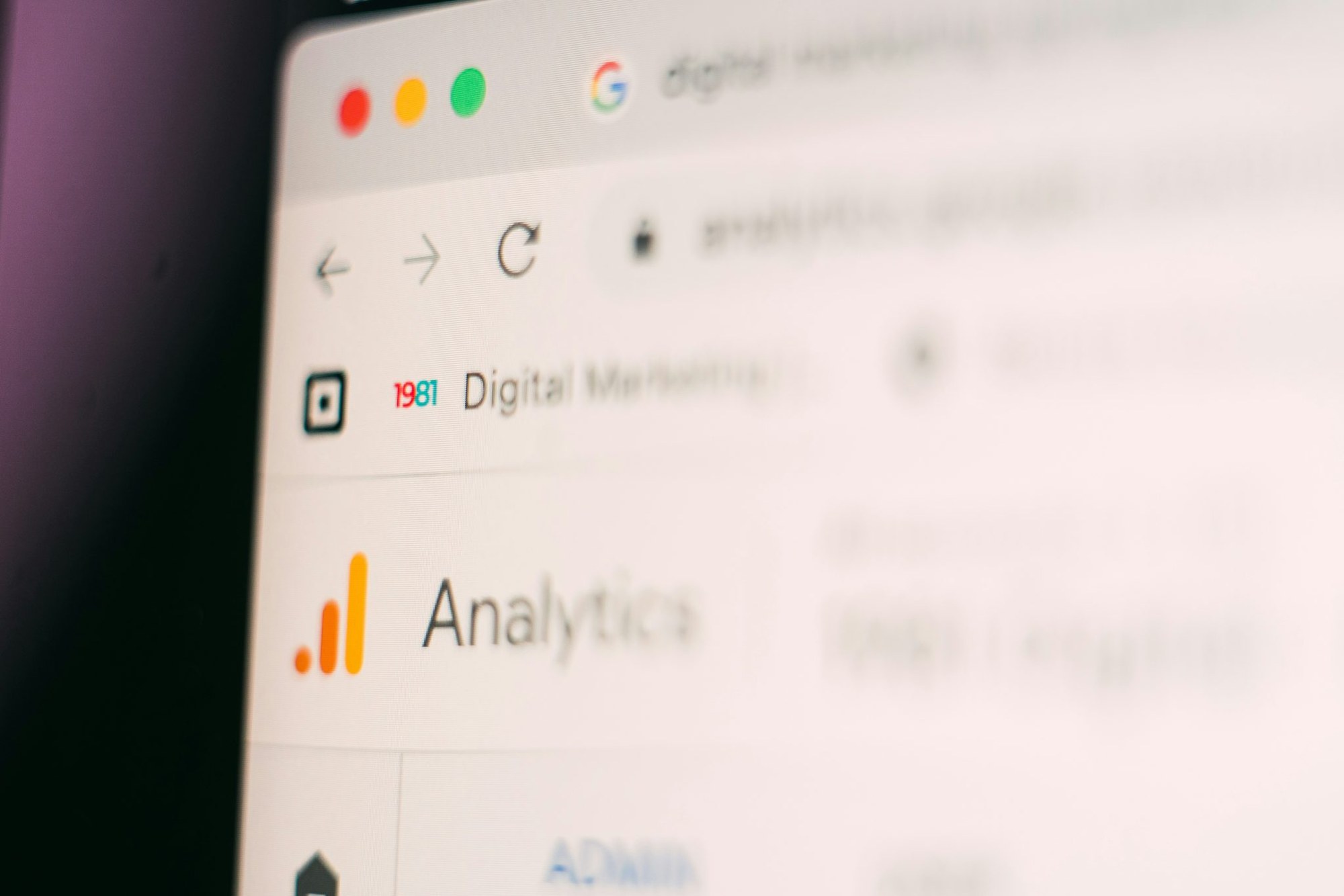 Browserfenster mit Google Analytics und Digital-Marketing-Icons zur Kampagnenauswertung