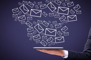 Illustrierte Mailbox mit 15 roten Spam-Mails und Delete-Button als Sinnbild für E-Mail-Flut