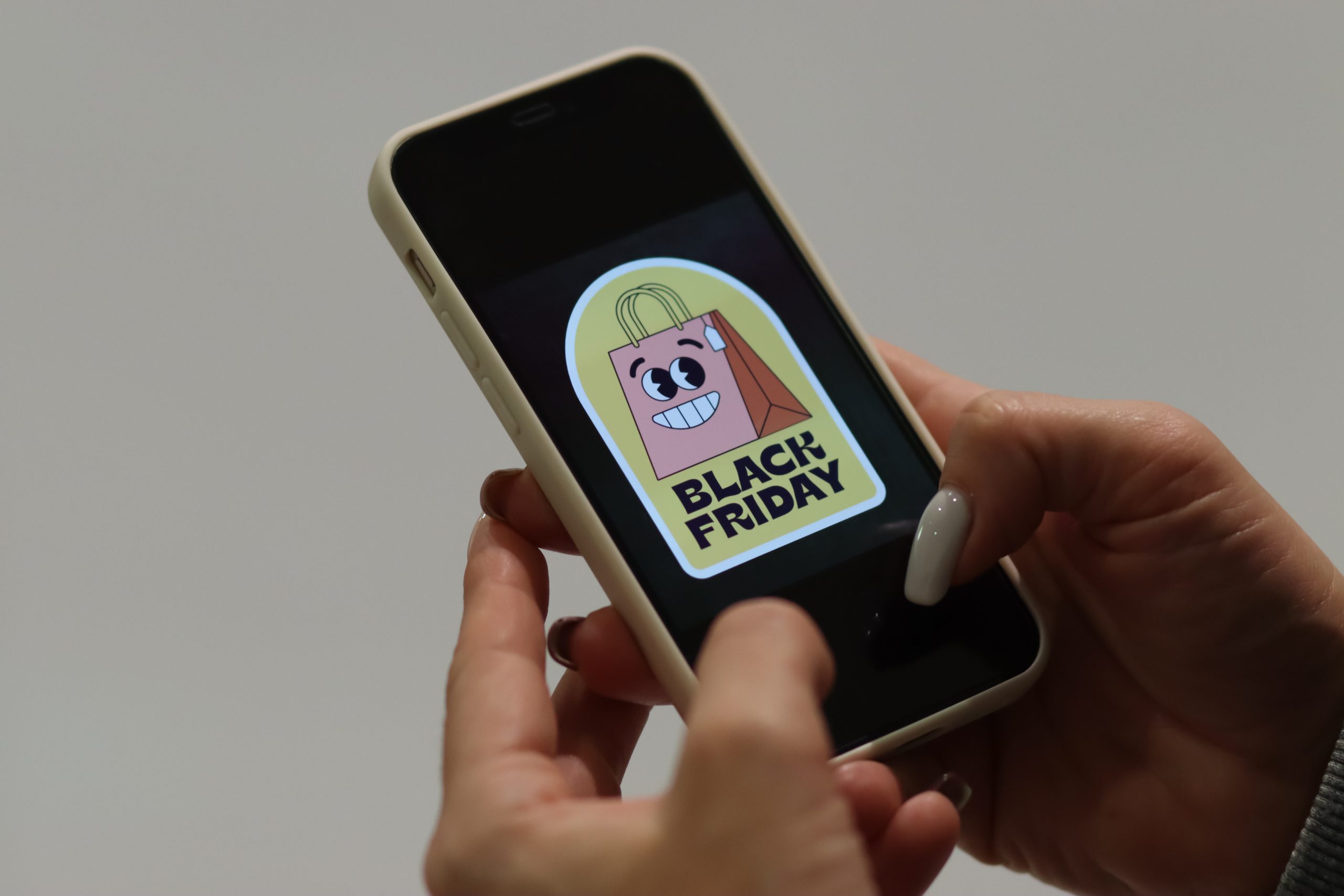 Hände halten Smartphone mit Black-Friday-Werbeanzeige, Beispiel für mobile Snapchat Ads im Onlinehandel