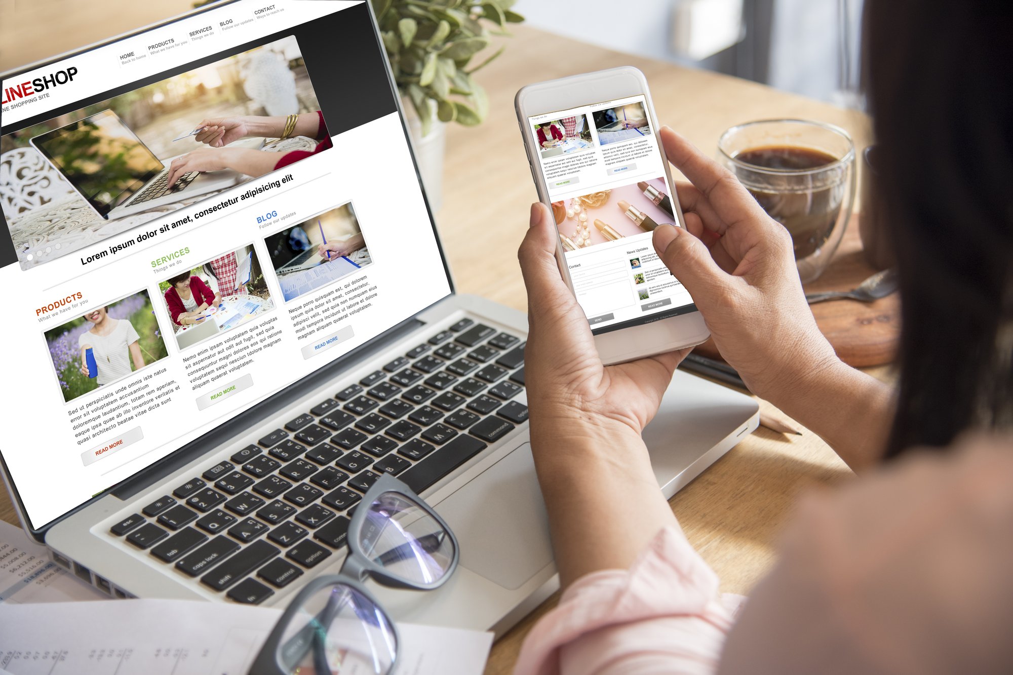 Smartphone zeigt eine News-App mit Kategorie-Kacheln für Business, Sport und Fashion
