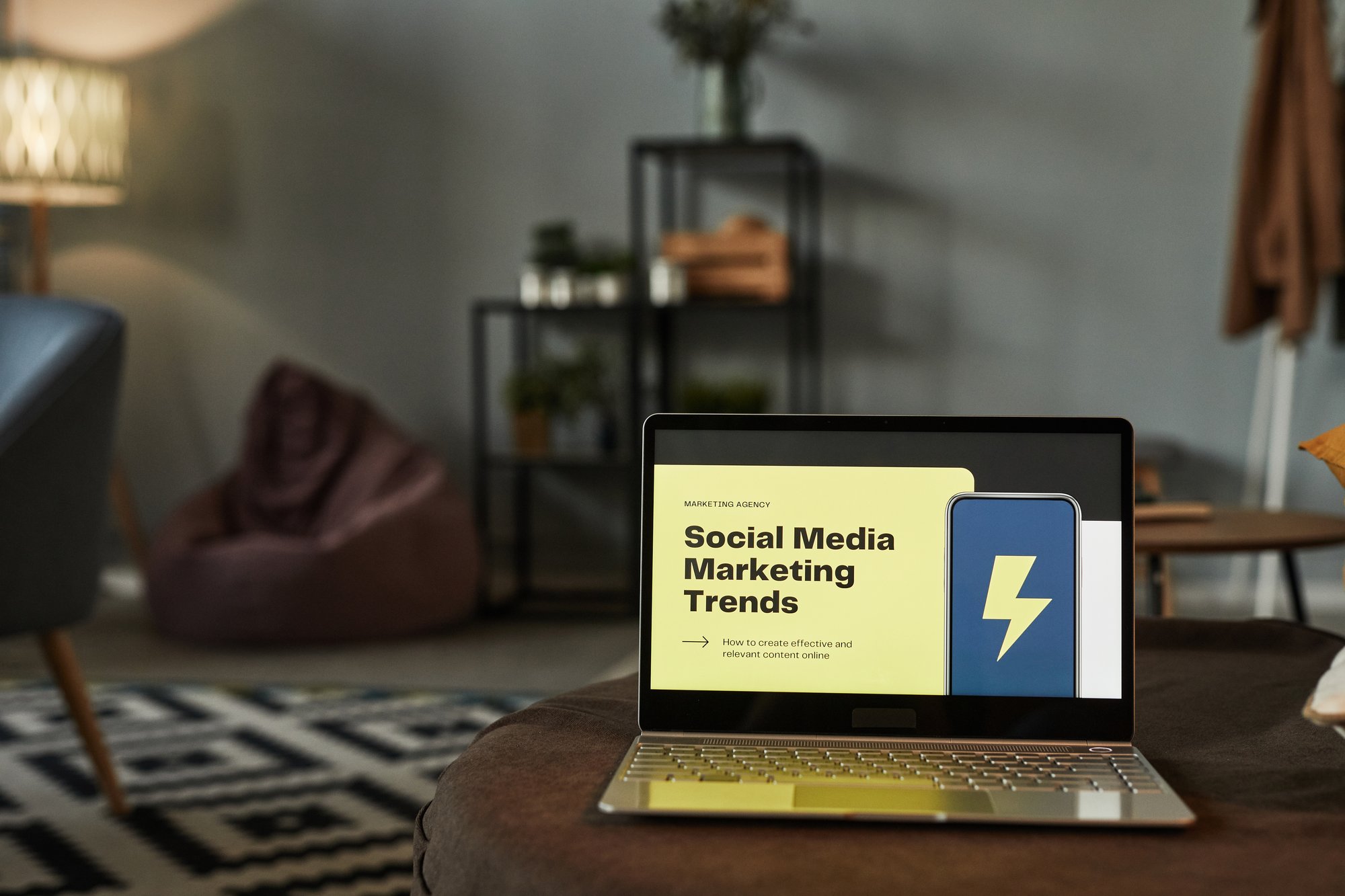 Laptop-Bildschirm zeigt eine Präsentationsfolie zu Social-Media-Marketing-Trends