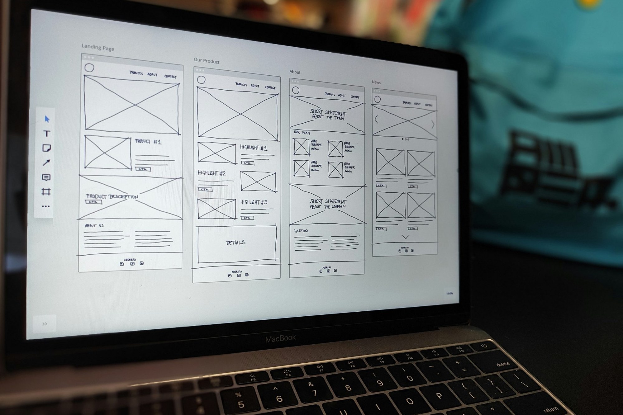 Laptop-Bildschirm mit digitalen Wireframes für Landingpage, Produkt- und About-Seite
