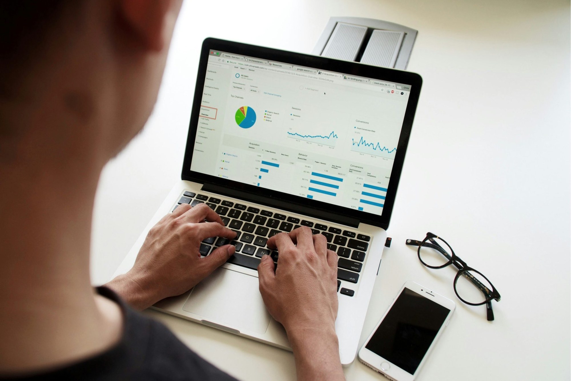 Person analysiert Website-Traffic und Conversion-Daten in einem Analytics-Dashboard