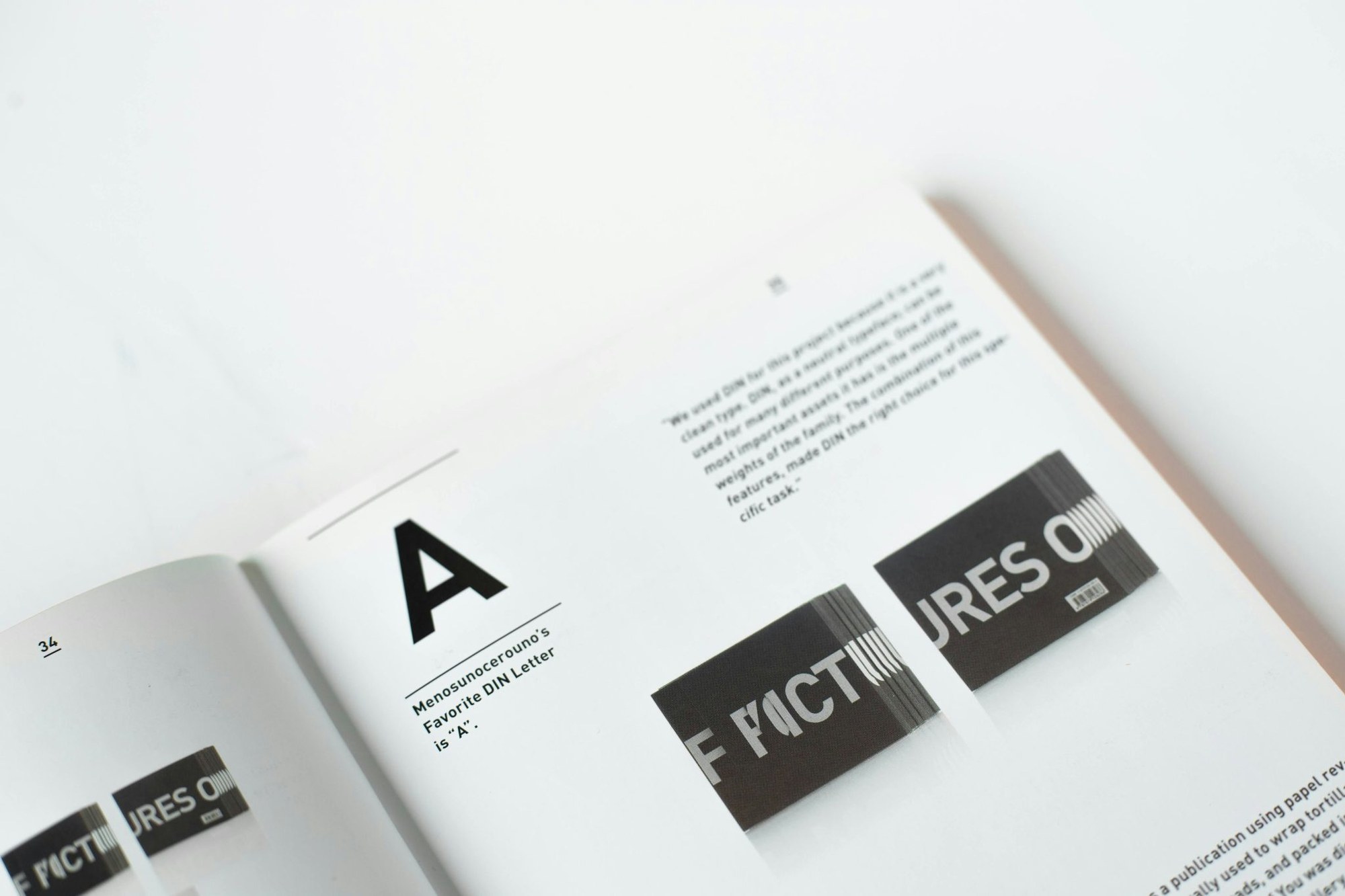 Aufgeschlagenes Magazin mit Typografie-Beispiel und Schriftgestaltung