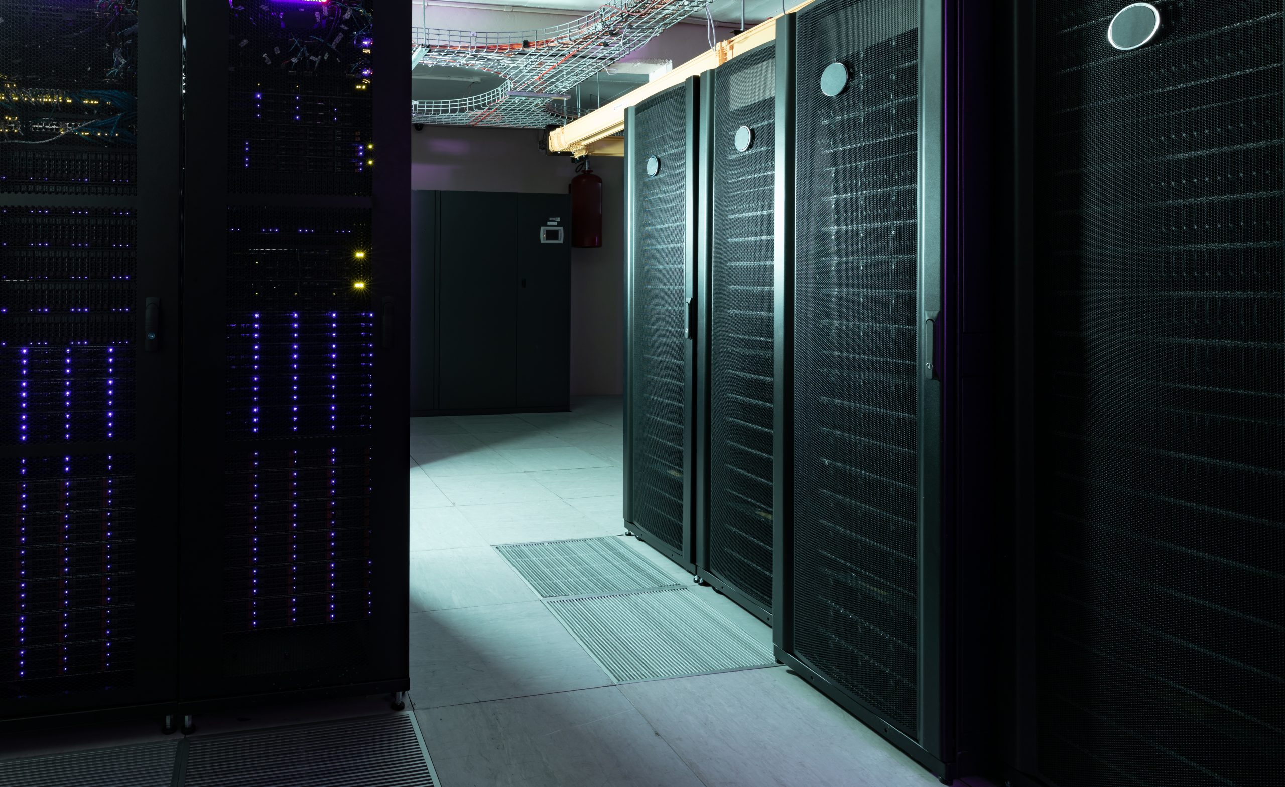 Dunkler Serverraum mit Racks und Lichtern – Hosting, Wartung und Updates für Shopware