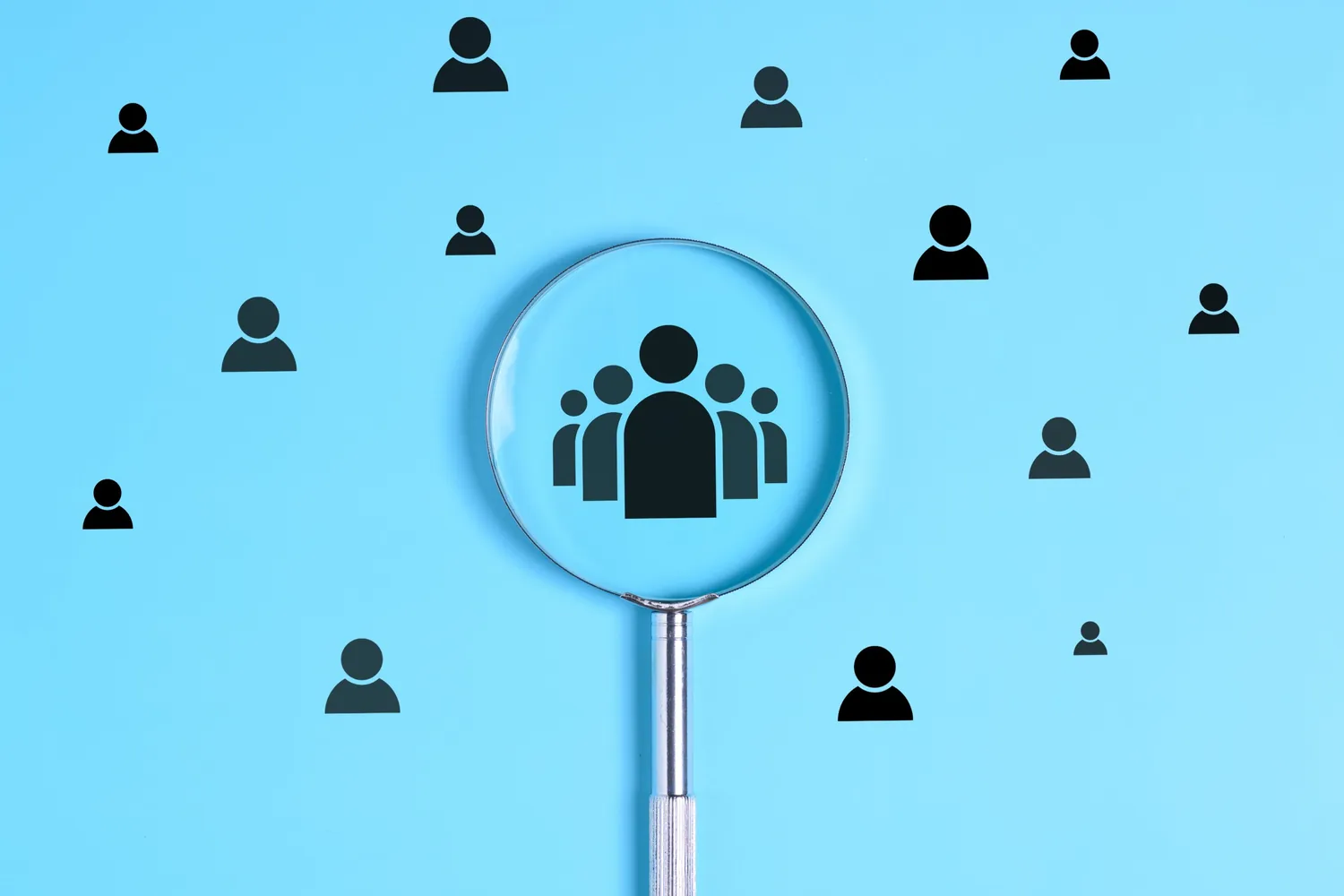 Lupe hebt eine Gruppe aus vielen Personen-Symbolen hervor, Zielgruppenauswahl bei LinkedIn Ads