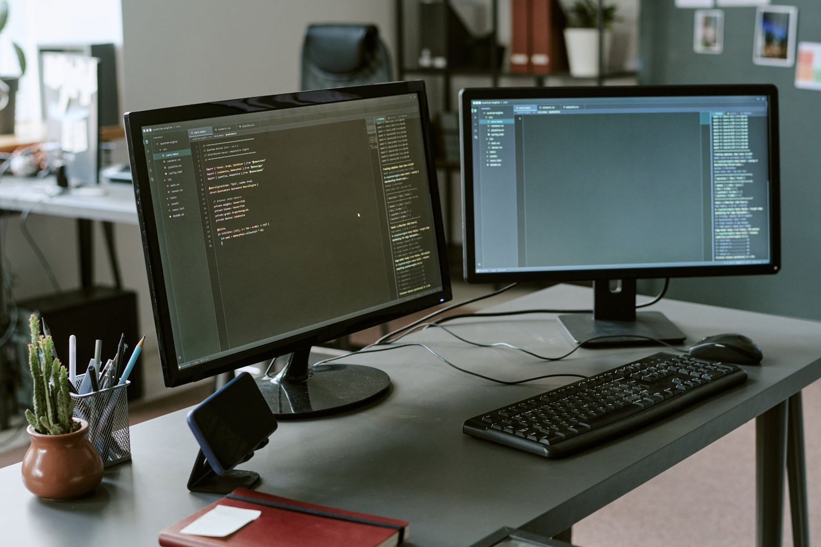 Zwei Monitore mit Quellcode am Schreibtisch – Migration auf Shopware 6